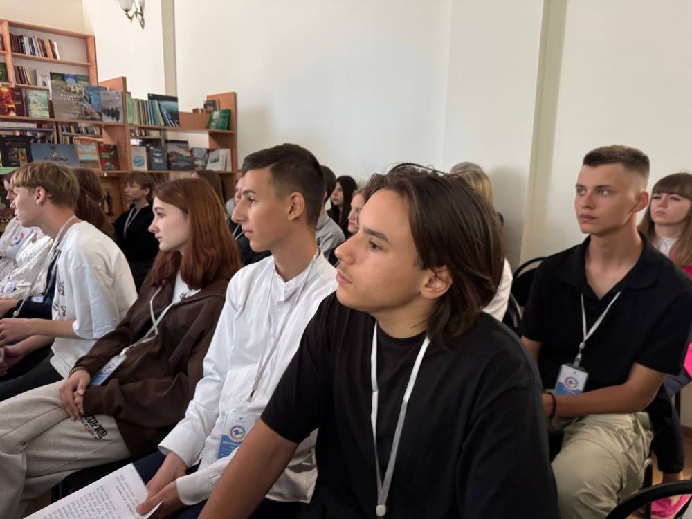 Александр Дудинов: Сегодня был плодотворный, интересный день, который мы провели вместе с лидерами ученического самоуправления Черноморского района Александр Дудинов: Сегодня был плодотворный, интересный день, который мы провели вместе с лидерами ученического самоуправления Черноморского района