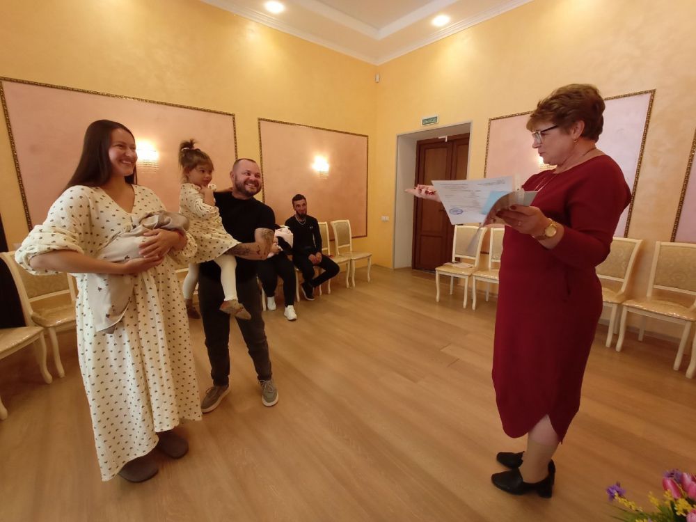 Алуштинский городской отдел ЗАГС провел торжественный обряд регистрации рождения под девизом: «Семья - это счастье, любовь и дети». Алуштинский городской отдел ЗАГС провел торжественный обряд регистрации рождения под девизом: «Семья - это счастье, любовь и дети».