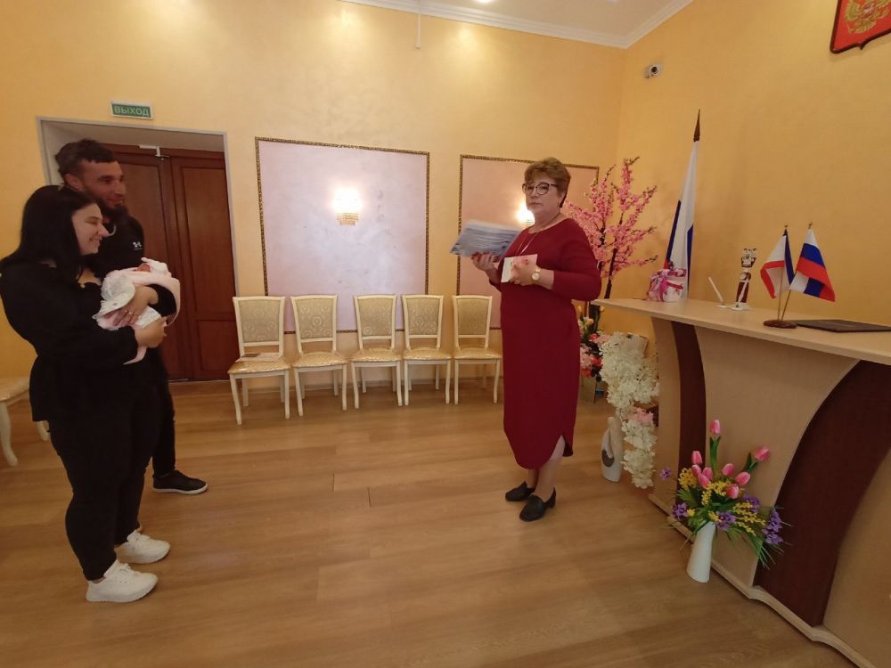 Алуштинский городской отдел ЗАГС провел торжественный обряд регистрации рождения под девизом: «Семья - это счастье, любовь и дети». Алуштинский городской отдел ЗАГС провел торжественный обряд регистрации рождения под девизом: «Семья - это счастье, любовь и дети».
