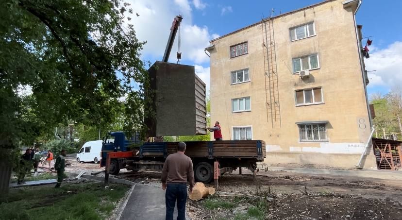 Ведутся работы по демонтажу нестационарных конструкций, размещенных на городской территории без правовых оснований Ведутся работы по демонтажу нестационарных конструкций, размещенных на городской территории без правовых оснований
