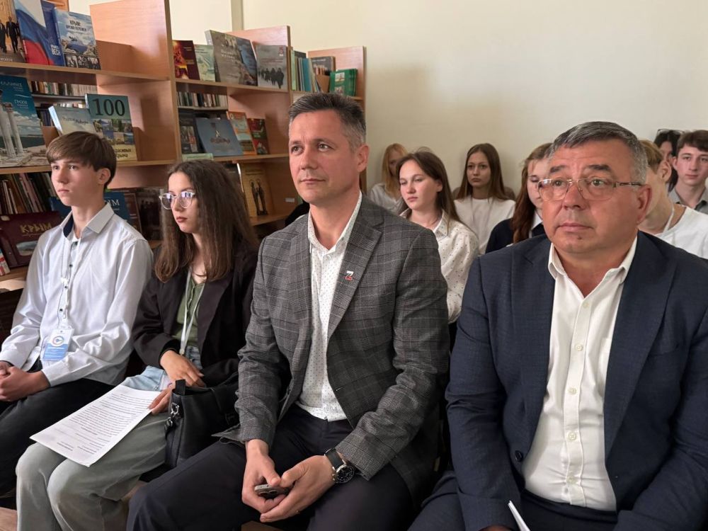Александр Дудинов: Сегодня был плодотворный, интересный день, который мы провели вместе с лидерами ученического самоуправления Черноморского района Александр Дудинов: Сегодня был плодотворный, интересный день, который мы провели вместе с лидерами ученического самоуправления Черноморского района