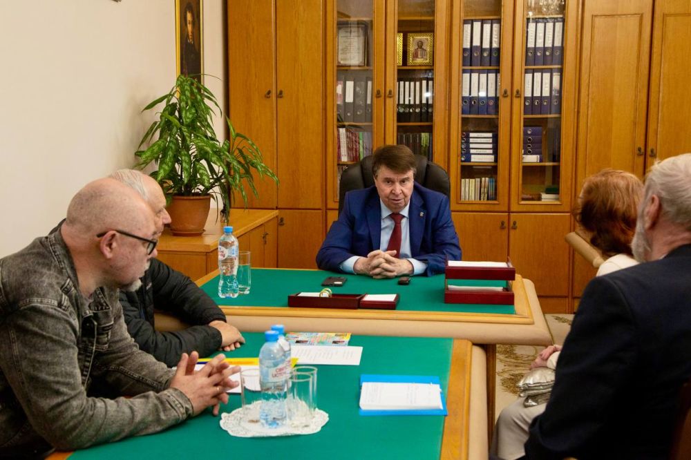 Первый заместитель Председателя Государственного Совета Республики Крым Сергей Цеков встретился с военным историком и генеалогом Александром Григоровым, автором проекта «Книга Памяти Великой войны 1914-1918 годов» Первый заместитель Председателя Государственного Совета Республики Крым Сергей Цеков встретился с военным историком и генеалогом Александром Григоровым, автором проекта «Книга Памяти Великой войны 1914-1918 годов»
