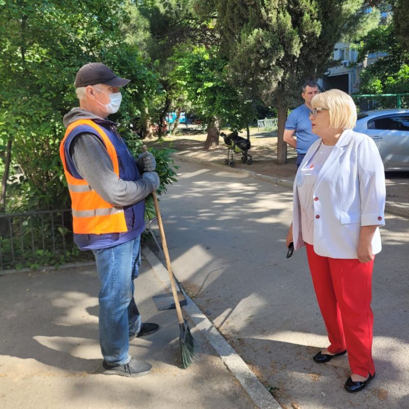 Галина Огнёва: Начала рабочее утро с проверки многоквартирных домов на улицах Ялтинская и Виноградная Галина Огнёва: Начала рабочее утро с проверки многоквартирных домов на улицах Ялтинская и Виноградная