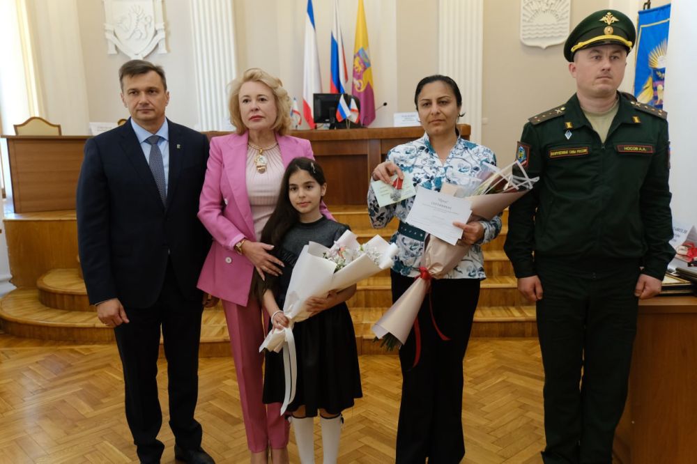 Янина Павленко: Сегодня на сессии Ялтинского городского совета вместе с военным комиссаром, капитаном Андреем Анатольевичем Носовым и главой муниципалитета Константином Валентиновичем Шимановским выполнили почётную миссию... Янина Павленко: Сегодня на сессии Ялтинского городского совета вместе с военным комиссаром, капитаном Андреем Анатольевичем Носовым и главой муниципалитета Константином Валентиновичем Шимановским выполнили почётную миссию...