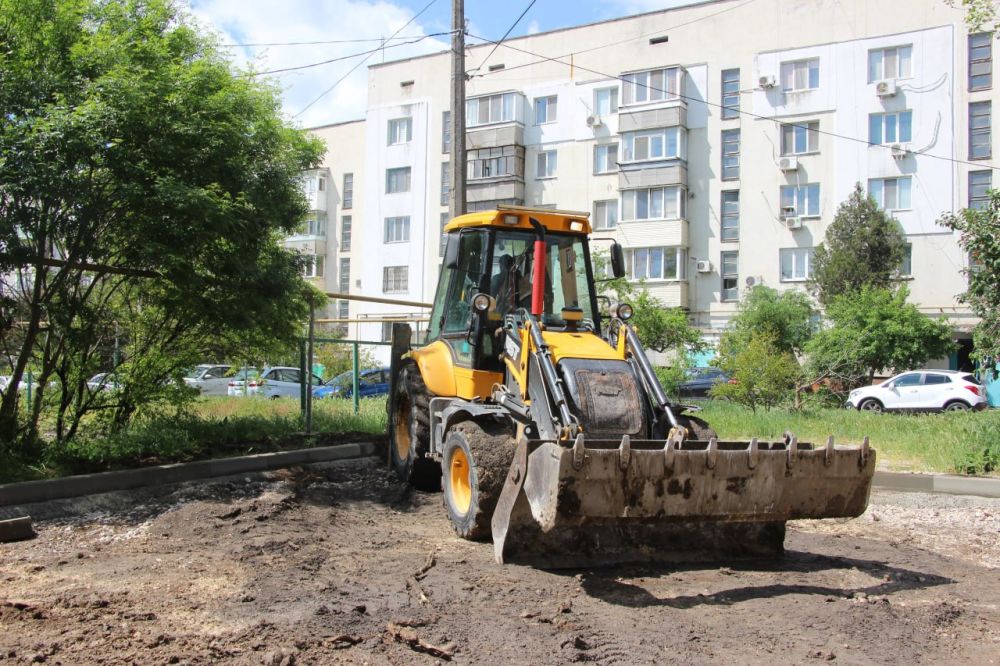 Строители перешли к очередному этапу благоустройства во дворе по ул. Горького, 8, 10, 6, 4. Рабочие заняты установкой бордюров и подготовкой к укладке асфальта Строители перешли к очередному этапу благоустройства во дворе по ул. Горького, 8, 10, 6, 4. Рабочие заняты установкой бордюров и подготовкой к укладке асфальта