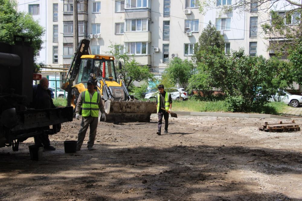 Строители перешли к очередному этапу благоустройства во дворе по ул. Горького, 8, 10, 6, 4. Рабочие заняты установкой бордюров и подготовкой к укладке асфальта Строители перешли к очередному этапу благоустройства во дворе по ул. Горького, 8, 10, 6, 4. Рабочие заняты установкой бордюров и подготовкой к укладке асфальта