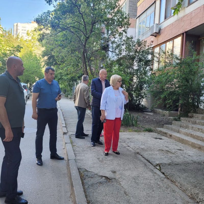 Галина Огнёва: Начала рабочее утро с проверки многоквартирных домов на улицах Ялтинская и Виноградная Галина Огнёва: Начала рабочее утро с проверки многоквартирных домов на улицах Ялтинская и Виноградная