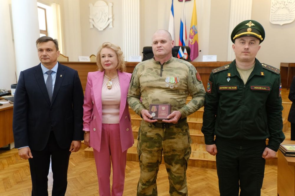 Янина Павленко: Сегодня на сессии Ялтинского городского совета вместе с военным комиссаром, капитаном Андреем Анатольевичем Носовым и главой муниципалитета Константином Валентиновичем Шимановским выполнили почётную миссию... Янина Павленко: Сегодня на сессии Ялтинского городского совета вместе с военным комиссаром, капитаном Андреем Анатольевичем Носовым и главой муниципалитета Константином Валентиновичем Шимановским выполнили почётную миссию...