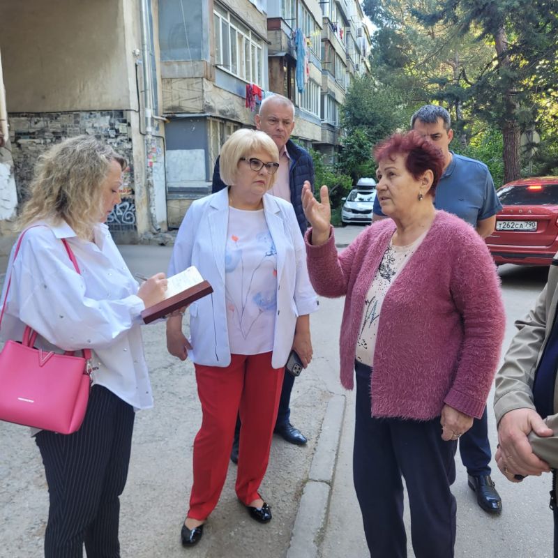 Галина Огнёва: Начала рабочее утро с проверки многоквартирных домов на улицах Ялтинская и Виноградная Галина Огнёва: Начала рабочее утро с проверки многоквартирных домов на улицах Ялтинская и Виноградная
