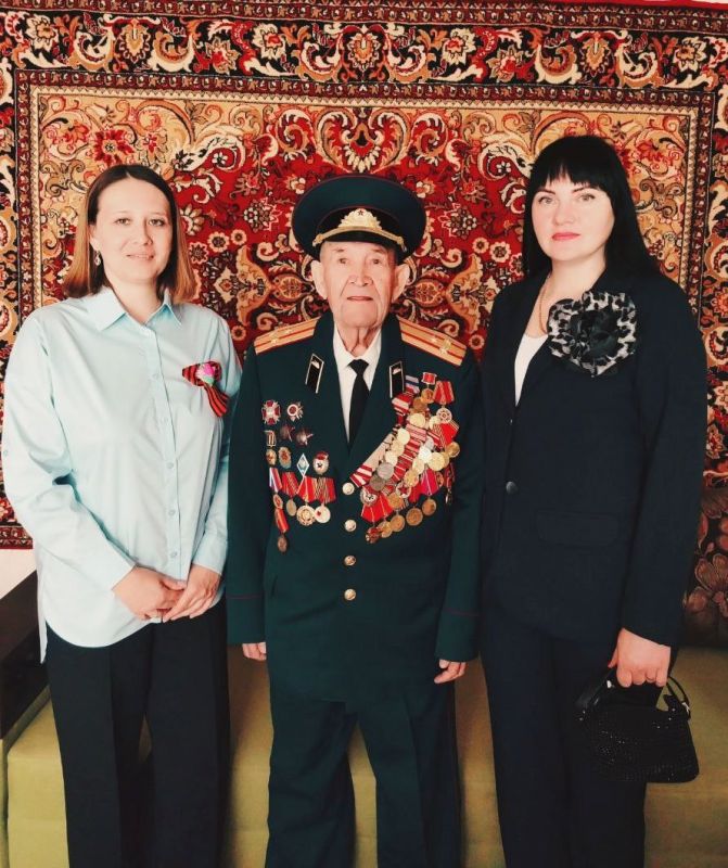 Дорогие друзья, сегодня в рубрике «Портрет героя», посвящённой Году защитника Отечества, мы хотим познакомить вас с замечательным человеком, жителем города Алушта, героем Советского Союза, ветераном Великой Отечественной... Дорогие друзья, сегодня в рубрике «Портрет героя», посвящённой Году защитника Отечества, мы хотим познакомить вас с замечательным человеком, жителем города Алушта, героем Советского Союза, ветераном Великой Отечественной...