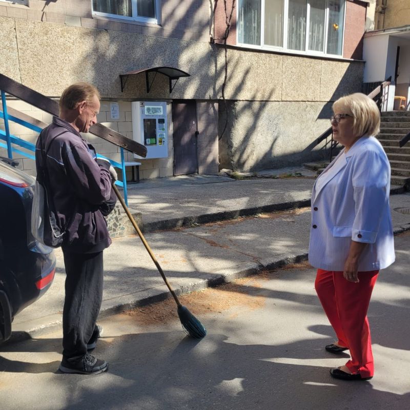 Галина Огнёва: Начала рабочее утро с проверки многоквартирных домов на улицах Ялтинская и Виноградная Галина Огнёва: Начала рабочее утро с проверки многоквартирных домов на улицах Ялтинская и Виноградная