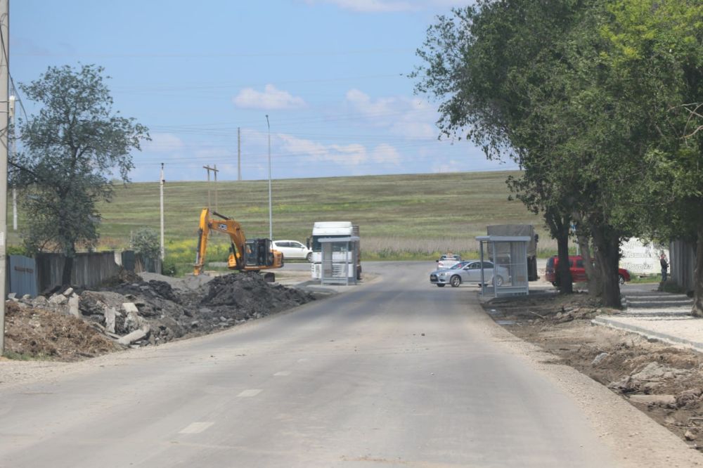 В Феодосии продолжаются дорожные работы В Феодосии продолжаются дорожные работы