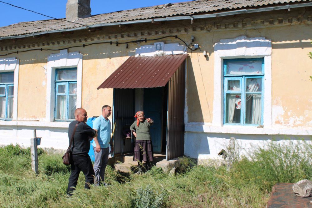 Вчера я встретился с жительницей села Ильичево, которая ранее обратилась за помощью в связи с угрозой сноса железнодорожной казармы, где она живет Вчера я встретился с жительницей села Ильичево, которая ранее обратилась за помощью в связи с угрозой сноса железнодорожной казармы, где она живет