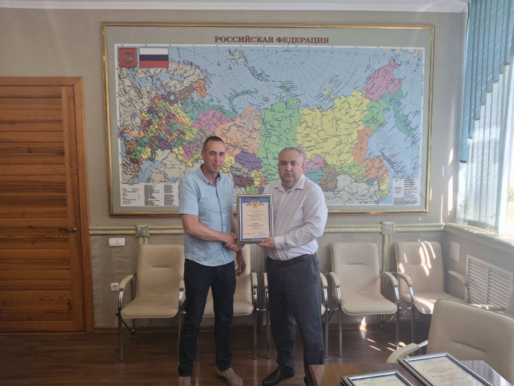 В рамках подведения итогов Республиканского агропромышленного мероприятия «День Поля 2025» министр сельского хозяйства Республики Крым Денис Кратюк вручил благодарственные письма организаторам, партнёрам и участникам... В рамках подведения итогов Республиканского агропромышленного мероприятия «День Поля 2025» министр сельского хозяйства Республики Крым Денис Кратюк вручил благодарственные письма организаторам, партнёрам и участникам...