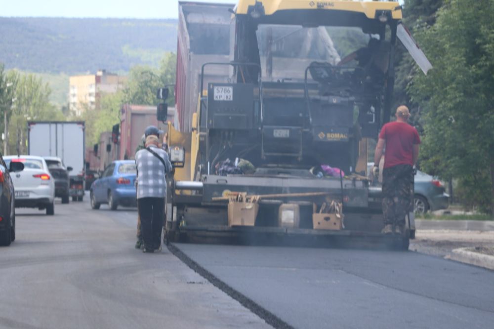 В Феодосии продолжаются дорожные работы В Феодосии продолжаются дорожные работы