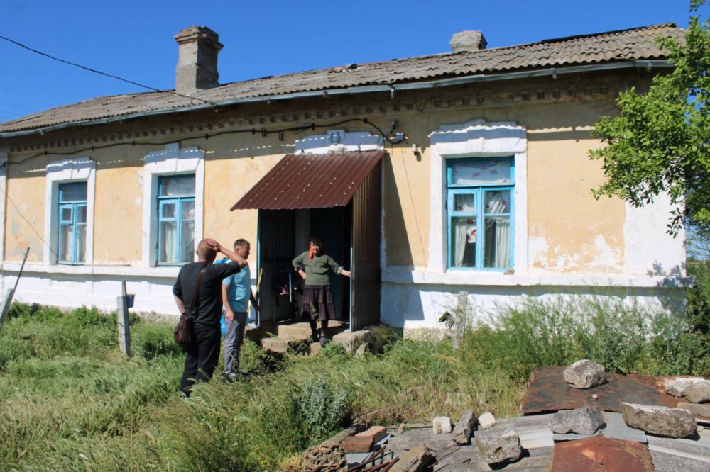 Вчера я встретился с жительницей села Ильичево, которая ранее обратилась за помощью в связи с угрозой сноса железнодорожной казармы, где она живет Вчера я встретился с жительницей села Ильичево, которая ранее обратилась за помощью в связи с угрозой сноса железнодорожной казармы, где она живет