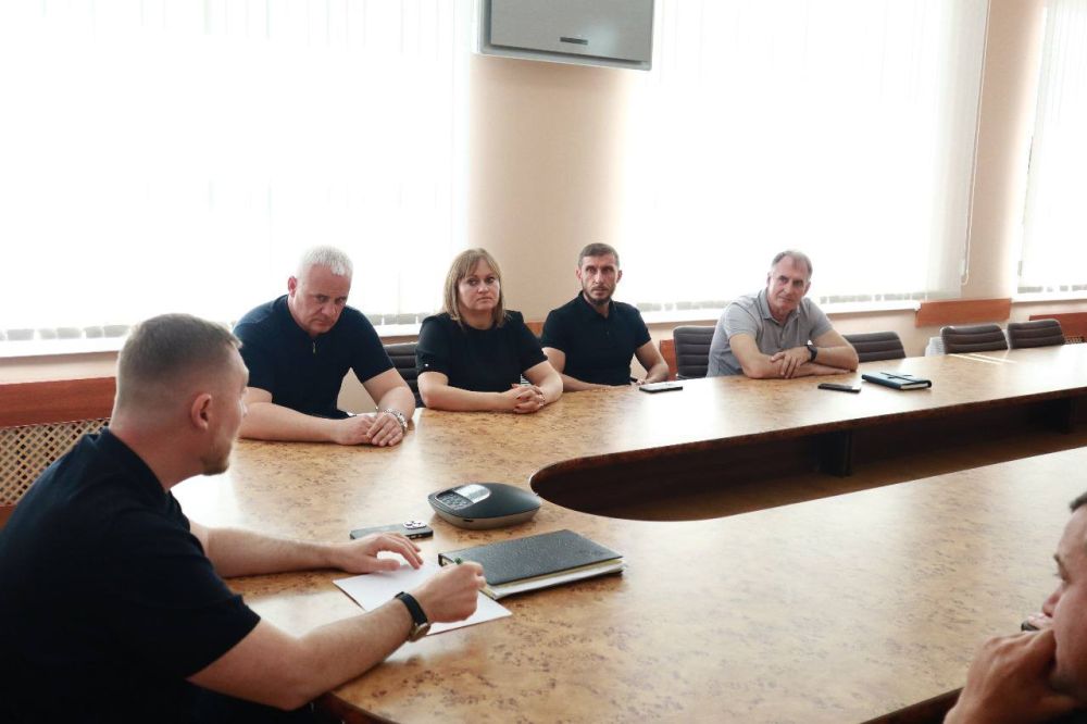 В продолжение работы по систематизации санитарной очистки района и благоустройства территорий, сегодня провёл отдельную встречу с депутатами-мажоритарщиками городского поселения Белогорск, главой администрации города... В продолжение работы по систематизации санитарной очистки района и благоустройства территорий, сегодня провёл отдельную встречу с депутатами-мажоритарщиками городского поселения Белогорск, главой администрации города...