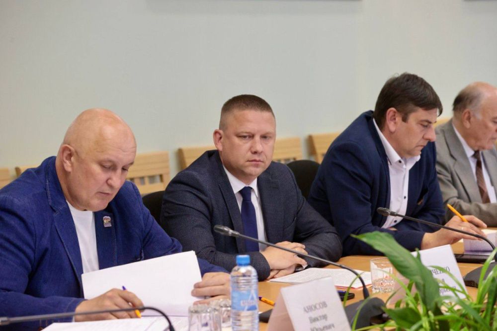 На заседании Комитета ГС РК по делам семьи и ветеранов под председательством Сергея Богатыренко и с участием заместителя Председателя ГС РК Натальи Звёнзек были рассмотрены вопросы патриотического воспитания и социальной... На заседании Комитета ГС РК по делам семьи и ветеранов под председательством Сергея Богатыренко и с участием заместителя Председателя ГС РК Натальи Звёнзек были рассмотрены вопросы патриотического воспитания и социальной...