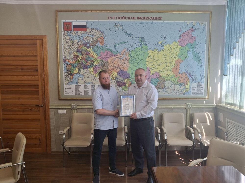 В рамках подведения итогов Республиканского агропромышленного мероприятия «День Поля 2025» министр сельского хозяйства Республики Крым Денис Кратюк вручил благодарственные письма организаторам, партнёрам и участникам... В рамках подведения итогов Республиканского агропромышленного мероприятия «День Поля 2025» министр сельского хозяйства Республики Крым Денис Кратюк вручил благодарственные письма организаторам, партнёрам и участникам...