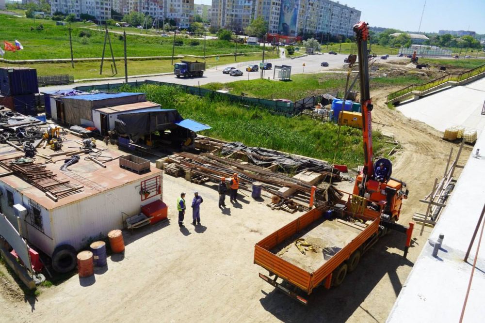 На объекте транспортной развязки с реконструкцией путепровода в районе шоссе Героев Сталинграда продолжаются строительные работы На объекте транспортной развязки с реконструкцией путепровода в районе шоссе Героев Сталинграда продолжаются строительные работы