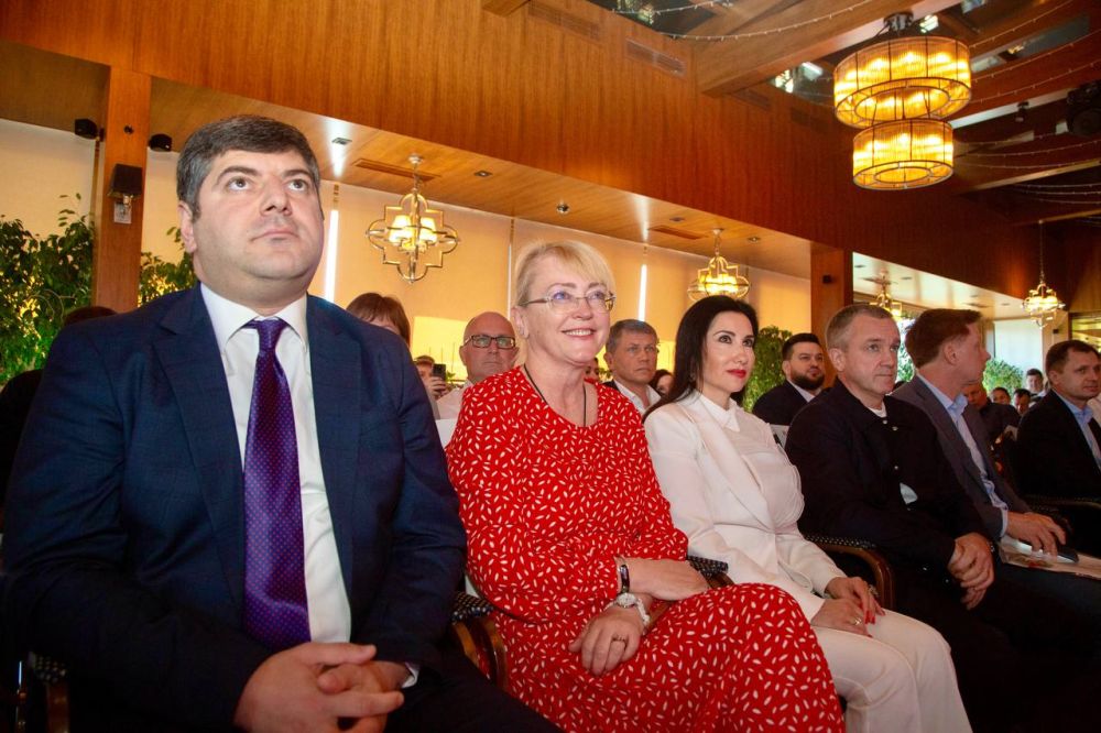 Глава парламентского Комитета по промышленности, торговле и предпринимательству Оксана Доброрез приняла участие в Торгово-закупочной сессии (Биржа контактов) в Симферополе Глава парламентского Комитета по промышленности, торговле и предпринимательству Оксана Доброрез приняла участие в Торгово-закупочной сессии (Биржа контактов) в Симферополе