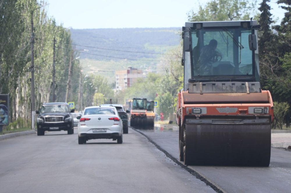 В Феодосии продолжаются дорожные работы В Феодосии продолжаются дорожные работы