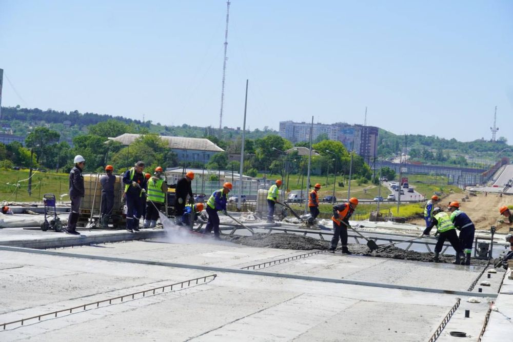 На объекте транспортной развязки с реконструкцией путепровода в районе шоссе Героев Сталинграда продолжаются строительные работы