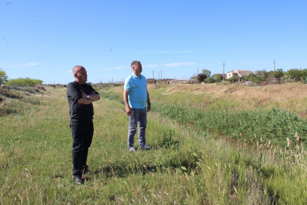 Вчера я встретился с жительницей села Ильичево, которая ранее обратилась за помощью в связи с угрозой сноса железнодорожной казармы, где она живет Вчера я встретился с жительницей села Ильичево, которая ранее обратилась за помощью в связи с угрозой сноса железнодорожной казармы, где она живет