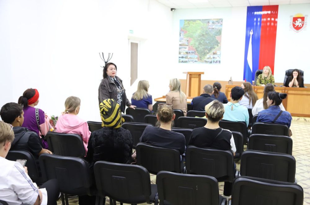 В администрации Бахчисарайского района, под руководством заместителя главы Олеси Гуляевой, состоялось родительское собрание по вопросу занятости несовершеннолетних, состоящих в Банке данных семей, находящихся в социально... В администрации Бахчисарайского района, под руководством заместителя главы Олеси Гуляевой, состоялось родительское собрание по вопросу занятости несовершеннолетних, состоящих в Банке данных семей, находящихся в социально...