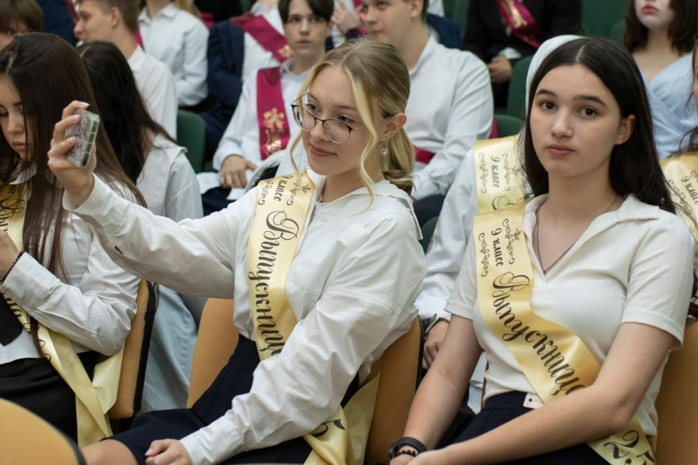Шумные аплодисменты, яркие улыбки и гордость в глазах родителей – в Симферополе прозвучал последний звонок! Шумные аплодисменты, яркие улыбки и гордость в глазах родителей – в Симферополе прозвучал последний звонок!