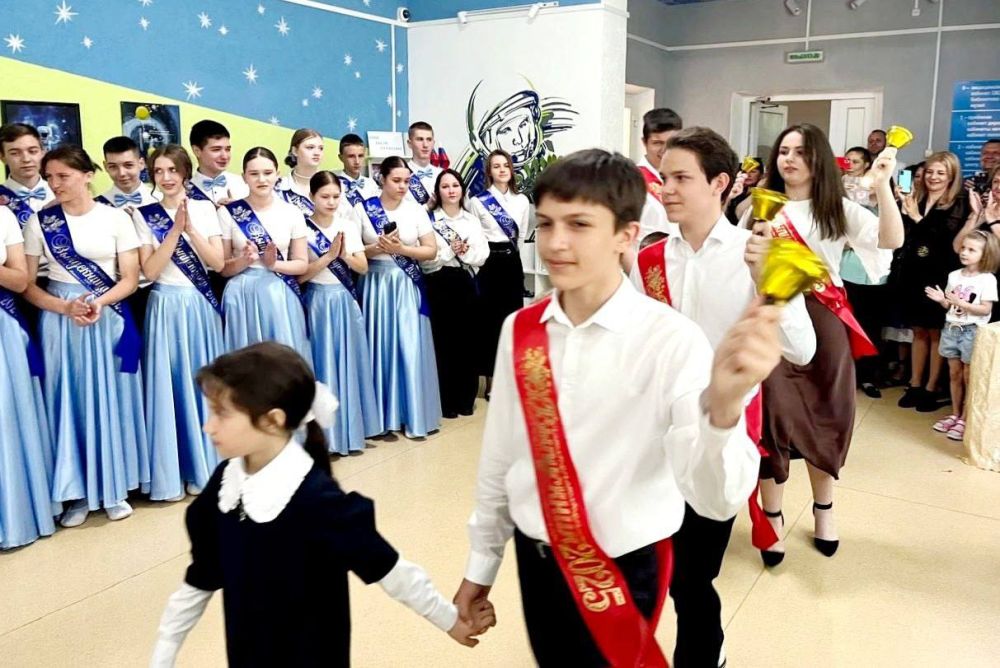 Последний звонок - и радостно и грустно! Последний звонок - и радостно и грустно!