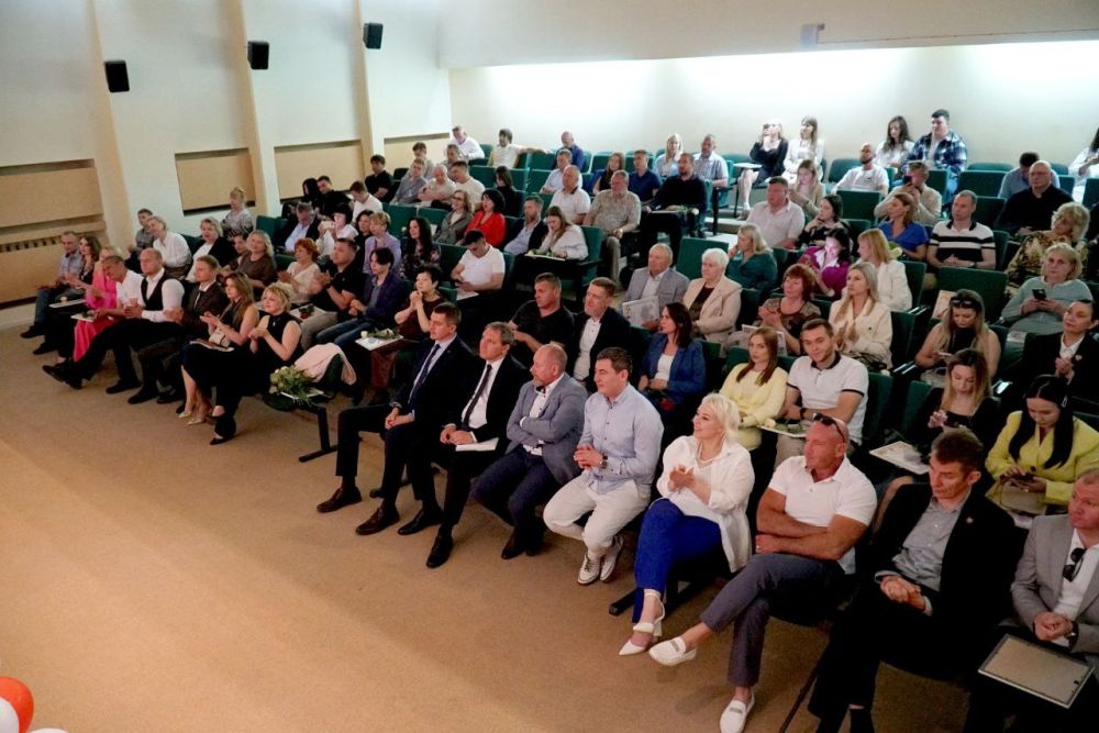 Александр Юрьев: В преддверии Дня российского предпринимательства вручили благодарности наиболее активным представителям бизнеса Евпатории Александр Юрьев: В преддверии Дня российского предпринимательства вручили благодарности наиболее активным представителям бизнеса Евпатории