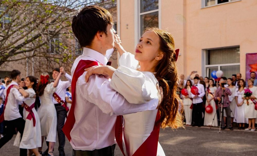 «Последний звонок» — это трогательный и значимый момент, который остаётся в памяти на всю жизнь! «Последний звонок» — это трогательный и значимый момент, который остаётся в памяти на всю жизнь!