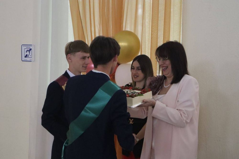 Александр Дудинов: Принял участие в торжественной линейке, посвященной празднику Последнего звонка в Медведевской средней школе им. Чехарина Александр Дудинов: Принял участие в торжественной линейке, посвященной празднику Последнего звонка в Медведевской средней школе им. Чехарина
