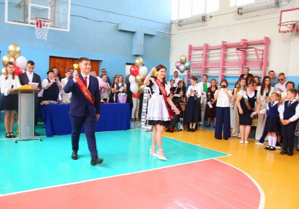 Последний звонок - и радостно и грустно! Последний звонок - и радостно и грустно!