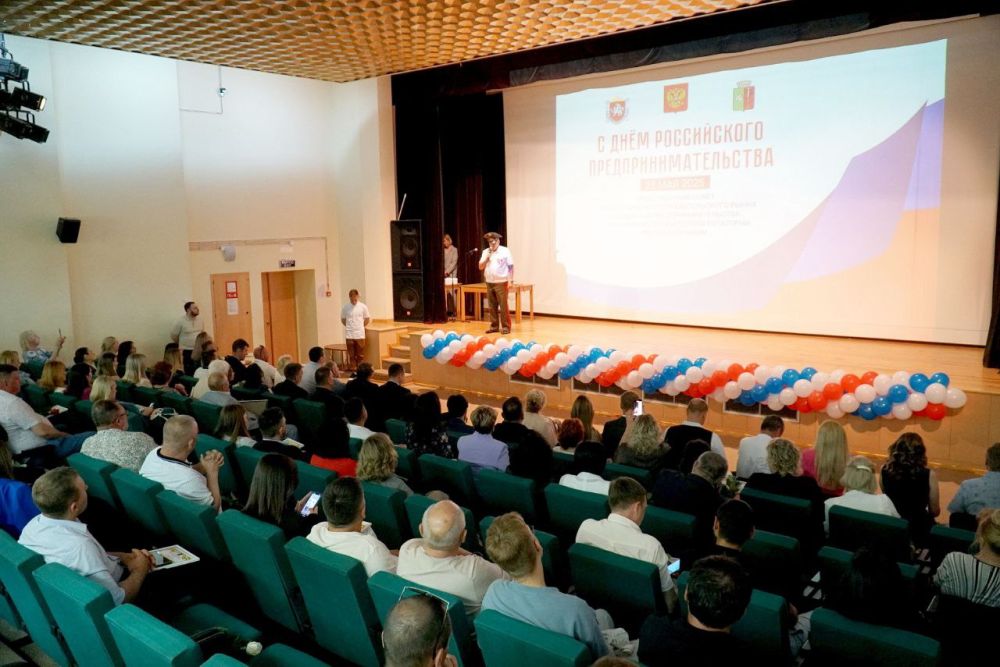Александр Юрьев: В преддверии Дня российского предпринимательства вручили благодарности наиболее активным представителям бизнеса Евпатории Александр Юрьев: В преддверии Дня российского предпринимательства вручили благодарности наиболее активным представителям бизнеса Евпатории
