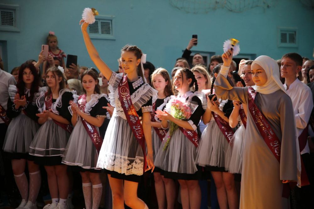 Последний звонок - праздник прощания со школой и новых начинаний Последний звонок - праздник прощания со школой и новых начинаний
