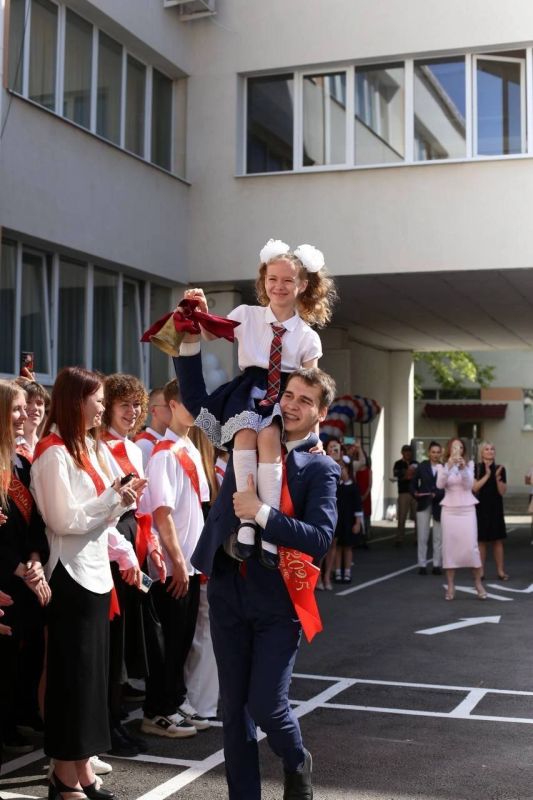 «Последний звонок» — это трогательный и значимый момент, который остаётся в памяти на всю жизнь! «Последний звонок» — это трогательный и значимый момент, который остаётся в памяти на всю жизнь!