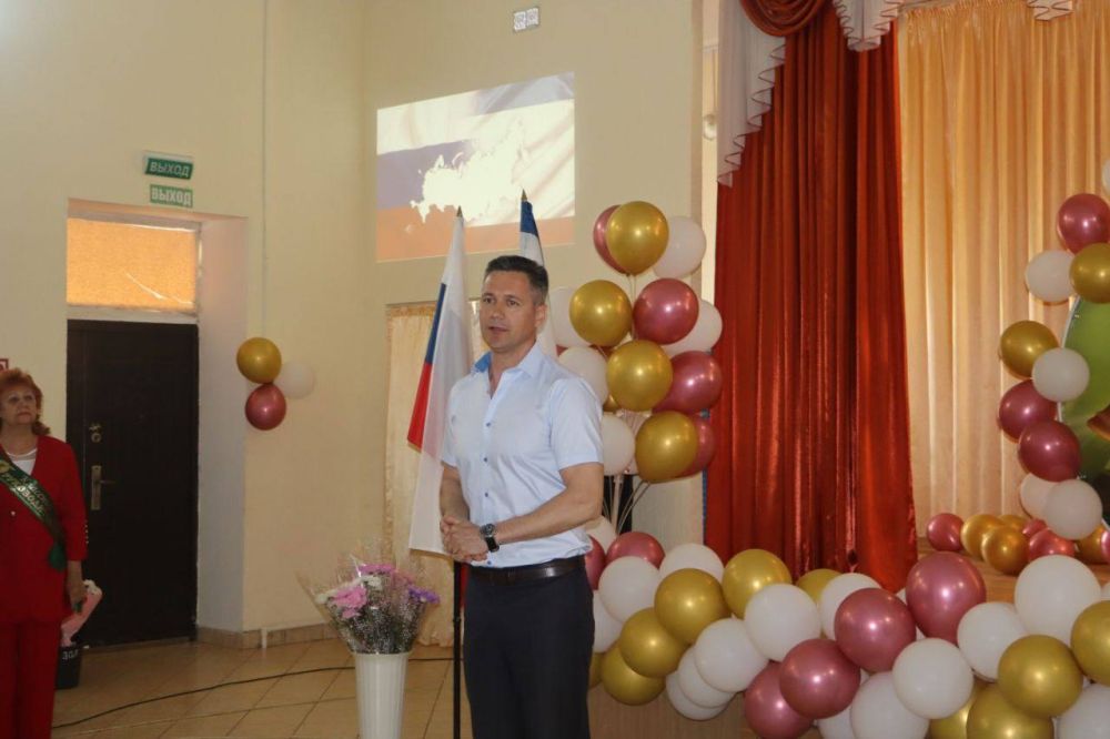 Александр Дудинов: Принял участие в торжественной линейке, посвященной празднику Последнего звонка в Медведевской средней школе им. Чехарина Александр Дудинов: Принял участие в торжественной линейке, посвященной празднику Последнего звонка в Медведевской средней школе им. Чехарина
