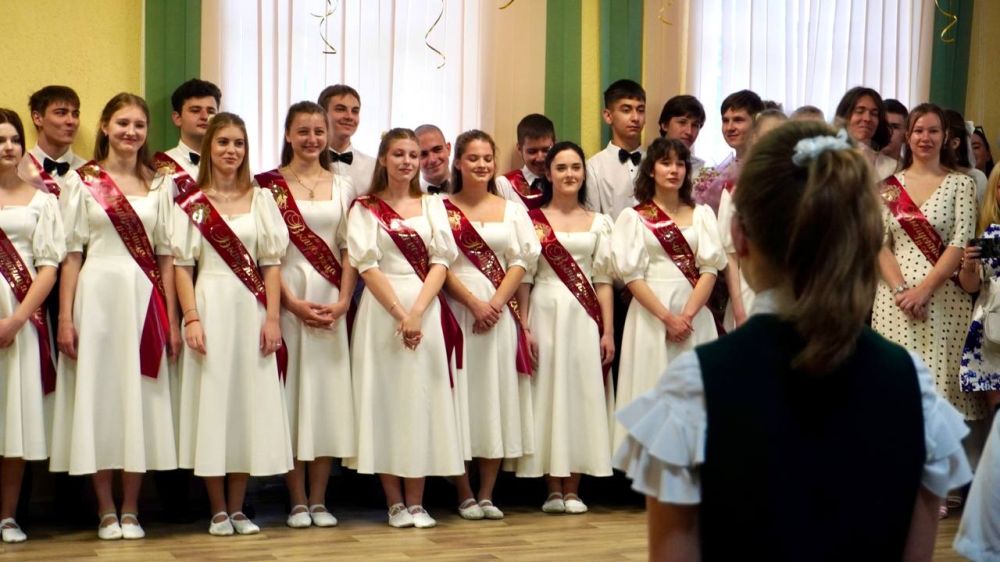 «Последний звонок» — это трогательный и значимый момент, который остаётся в памяти на всю жизнь! «Последний звонок» — это трогательный и значимый момент, который остаётся в памяти на всю жизнь!