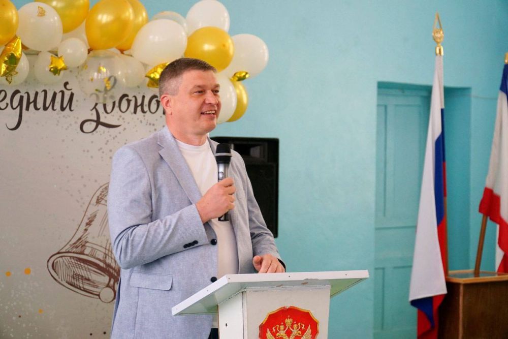Для евпаторийских школьников прозвенел последний звонок Для евпаторийских школьников прозвенел последний звонок