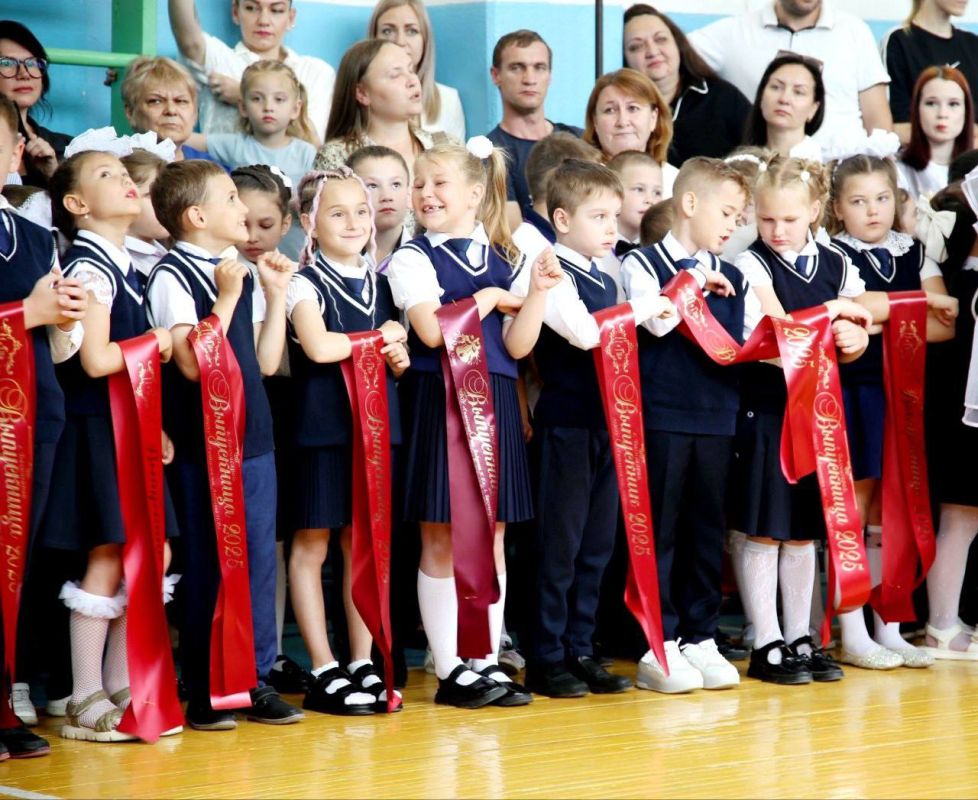 Последний звонок - и радостно и грустно! Последний звонок - и радостно и грустно!