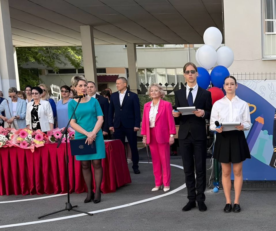 «Последний звонок» — это трогательный и значимый момент, который остаётся в памяти на всю жизнь! «Последний звонок» — это трогательный и значимый момент, который остаётся в памяти на всю жизнь!