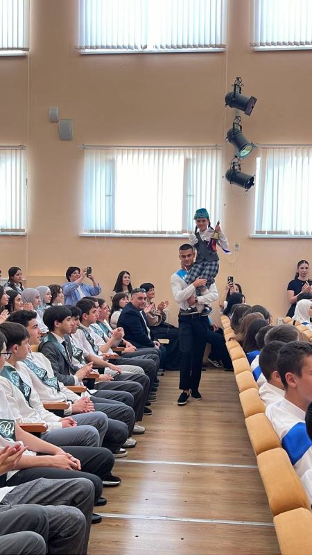 Председатель Государственного комитета по делам межнациональных отношений Республики Крым Руслан Якубов принял участие в торжественной линейке, посвященной окончанию учебного года в МБОУ «Средняя общеобразовательная школа №... Председатель Государственного комитета по делам межнациональных отношений Республики Крым Руслан Якубов принял участие в торжественной линейке, посвященной окончанию учебного года в МБОУ «Средняя общеобразовательная школа №...