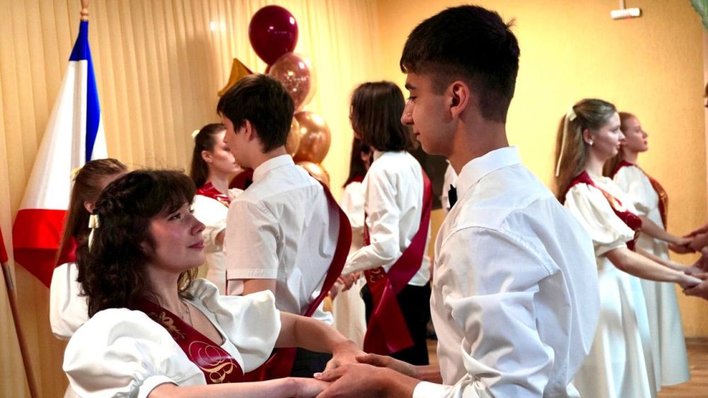 «Последний звонок» — это трогательный и значимый момент, который остаётся в памяти на всю жизнь! «Последний звонок» — это трогательный и значимый момент, который остаётся в памяти на всю жизнь!