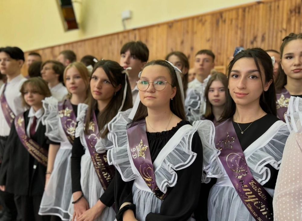 Председатель Государственного комитета по делам межнациональных отношений Республики Крым Руслан Якубов принял участие в торжественной линейке, посвященной окончанию учебного года в МБОУ «Средняя общеобразовательная школа №... Председатель Государственного комитета по делам межнациональных отношений Республики Крым Руслан Якубов принял участие в торжественной линейке, посвященной окончанию учебного года в МБОУ «Средняя общеобразовательная школа №...