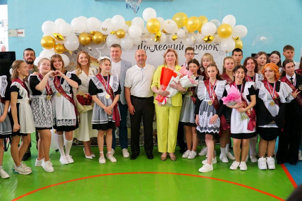 Для евпаторийских школьников прозвенел последний звонок Для евпаторийских школьников прозвенел последний звонок