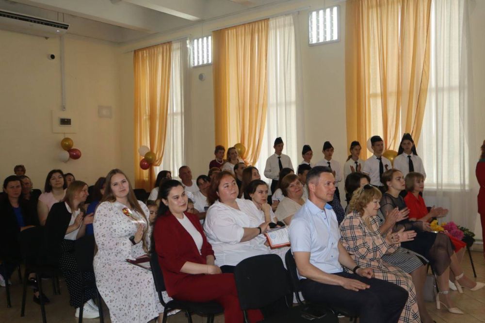 Александр Дудинов: Принял участие в торжественной линейке, посвященной празднику Последнего звонка в Медведевской средней школе им. Чехарина Александр Дудинов: Принял участие в торжественной линейке, посвященной празднику Последнего звонка в Медведевской средней школе им. Чехарина