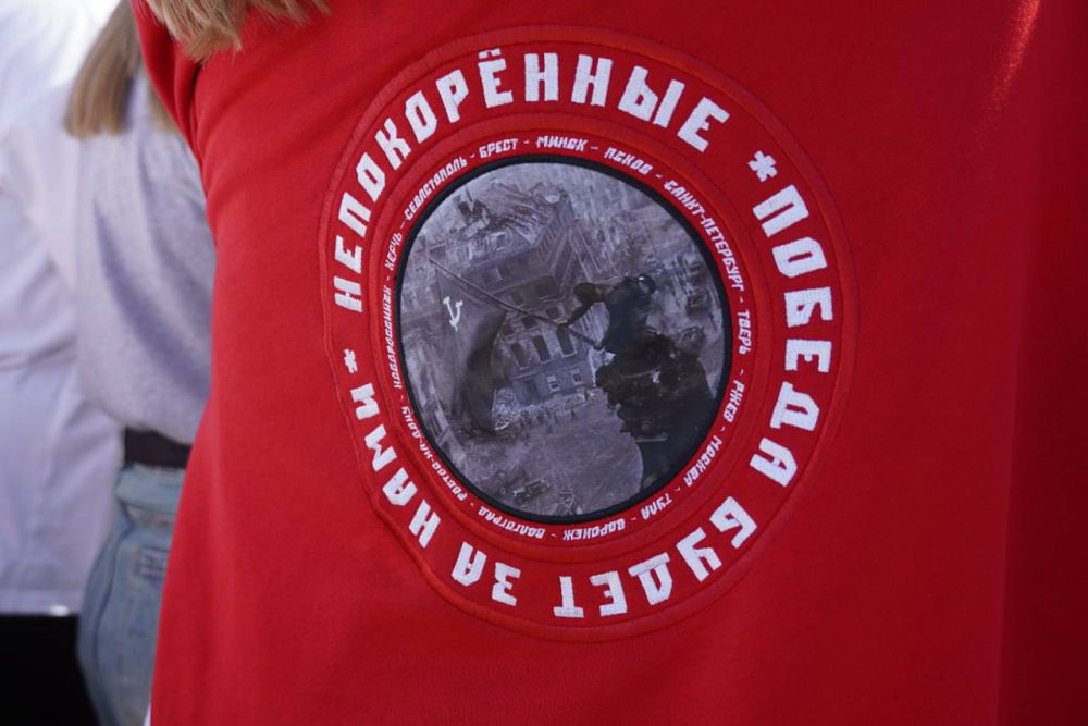 В Керчи на горе Митридат развернули огромное Знамя Победы В Керчи на горе Митридат развернули огромное Знамя Победы