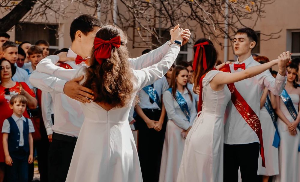 Алексей Зинченко: С новой главой в жизни, дорогие школьники! Алексей Зинченко: С новой главой в жизни, дорогие школьники!